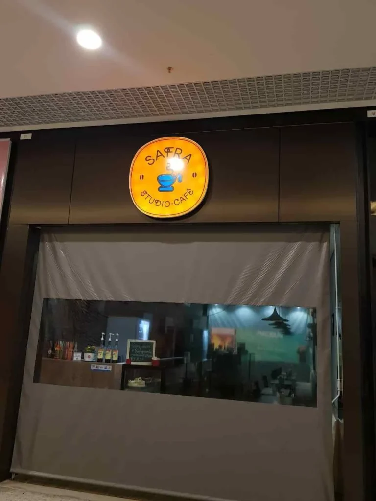 Luminoso redondo instalado na entrada de estabelecimento