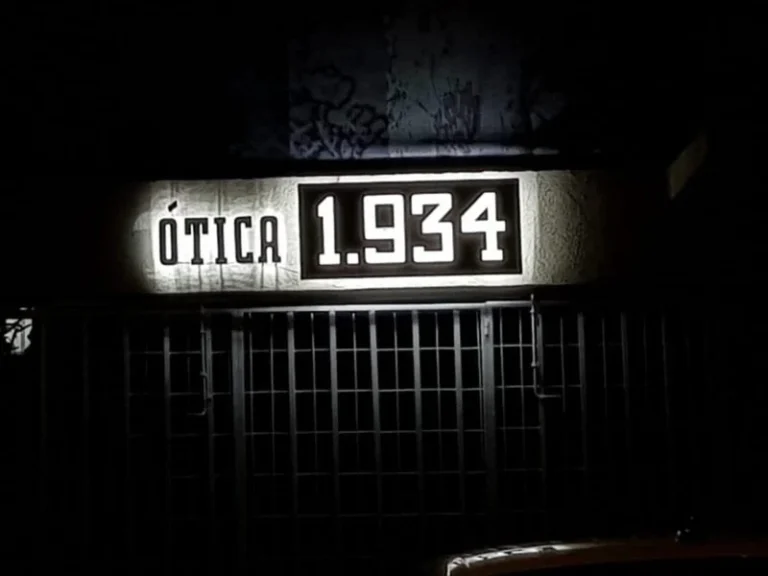Painel luminoso da Ótica 1934 à noite