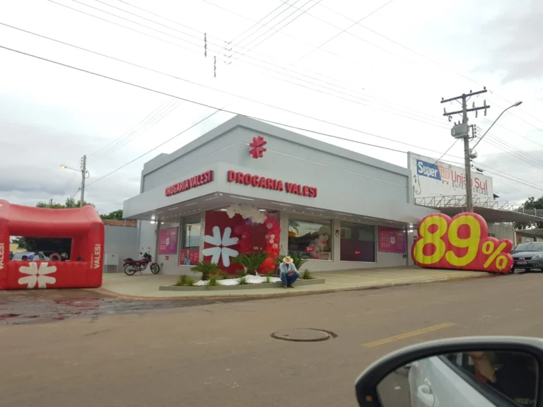 Vista de esquina da fachada de drogaria